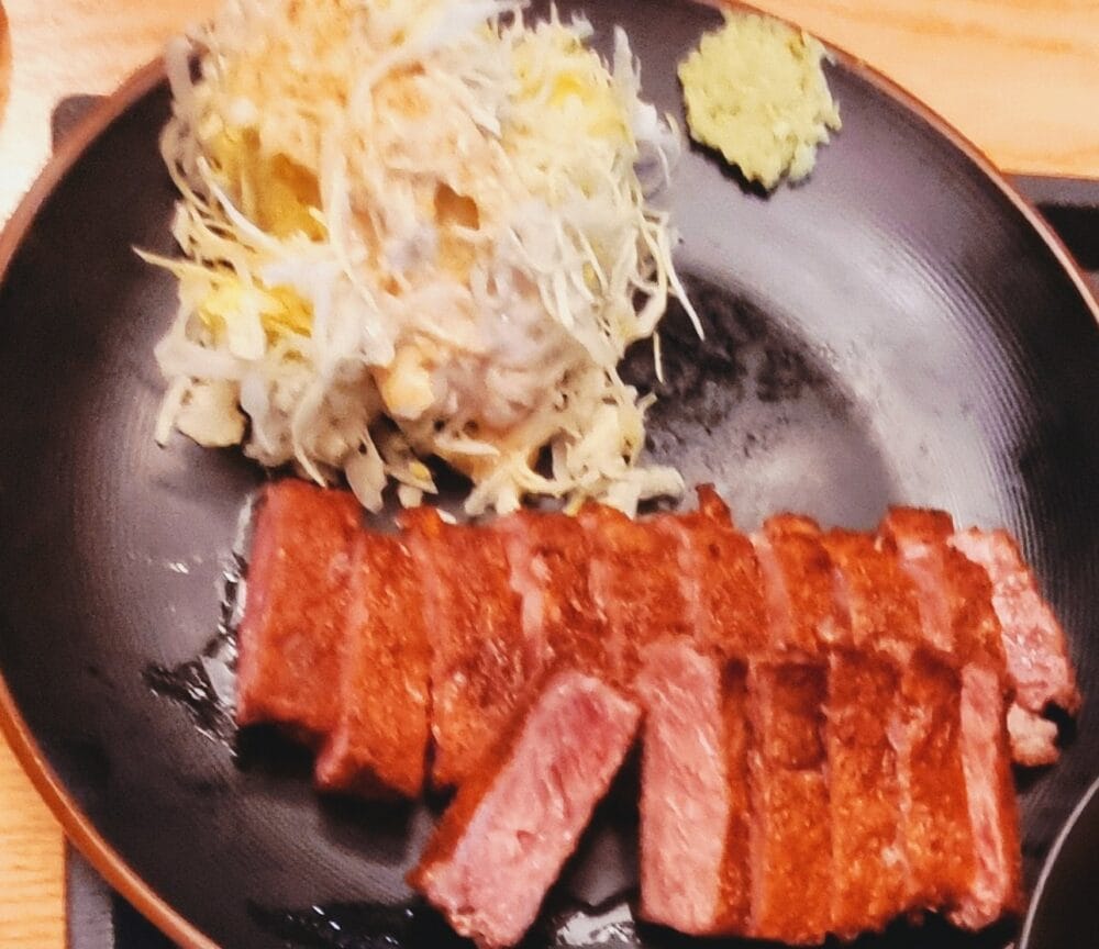겉바속촉의 정석, 바삭함과 부드러운 속살이 돋보이는 규카츠 단면 사진