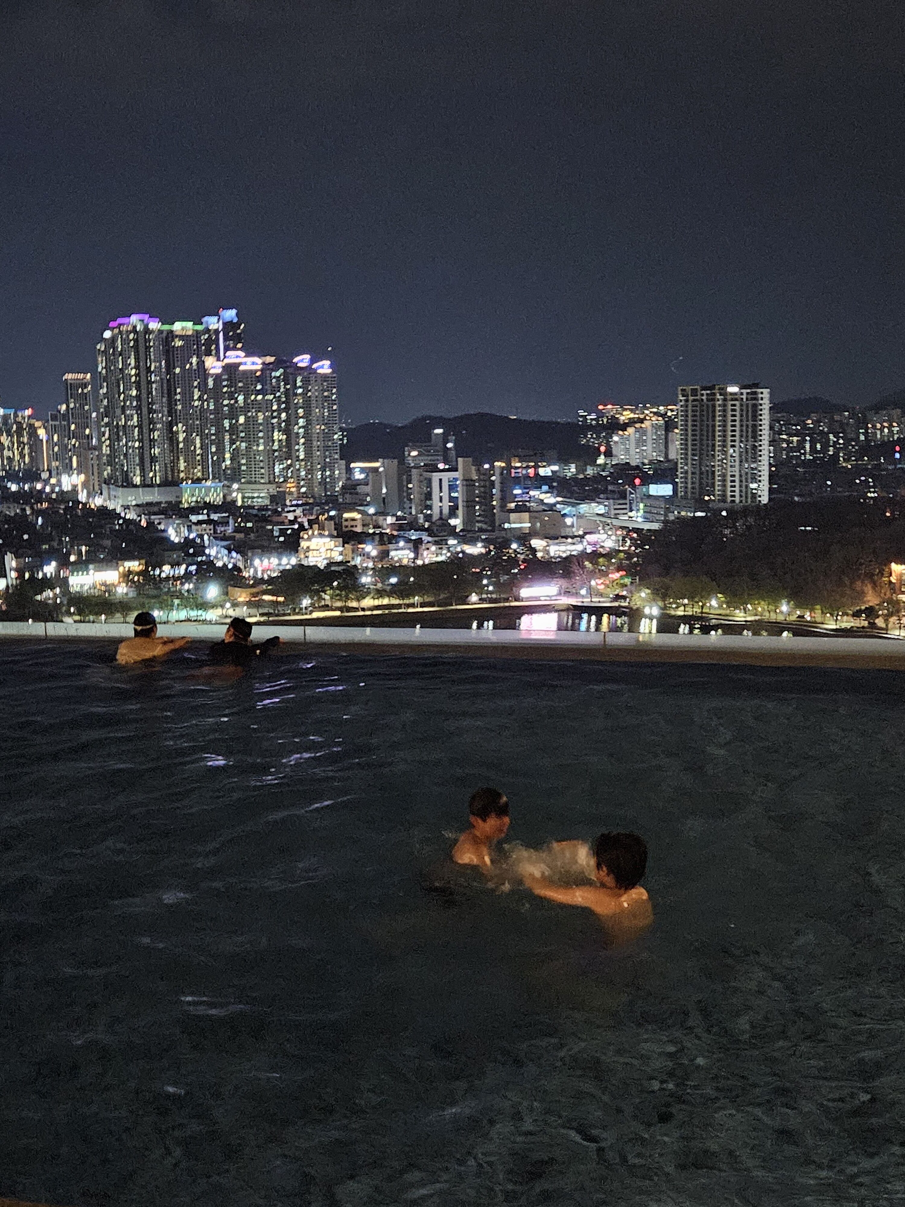 수영장 화려한 야경과 시티뷰