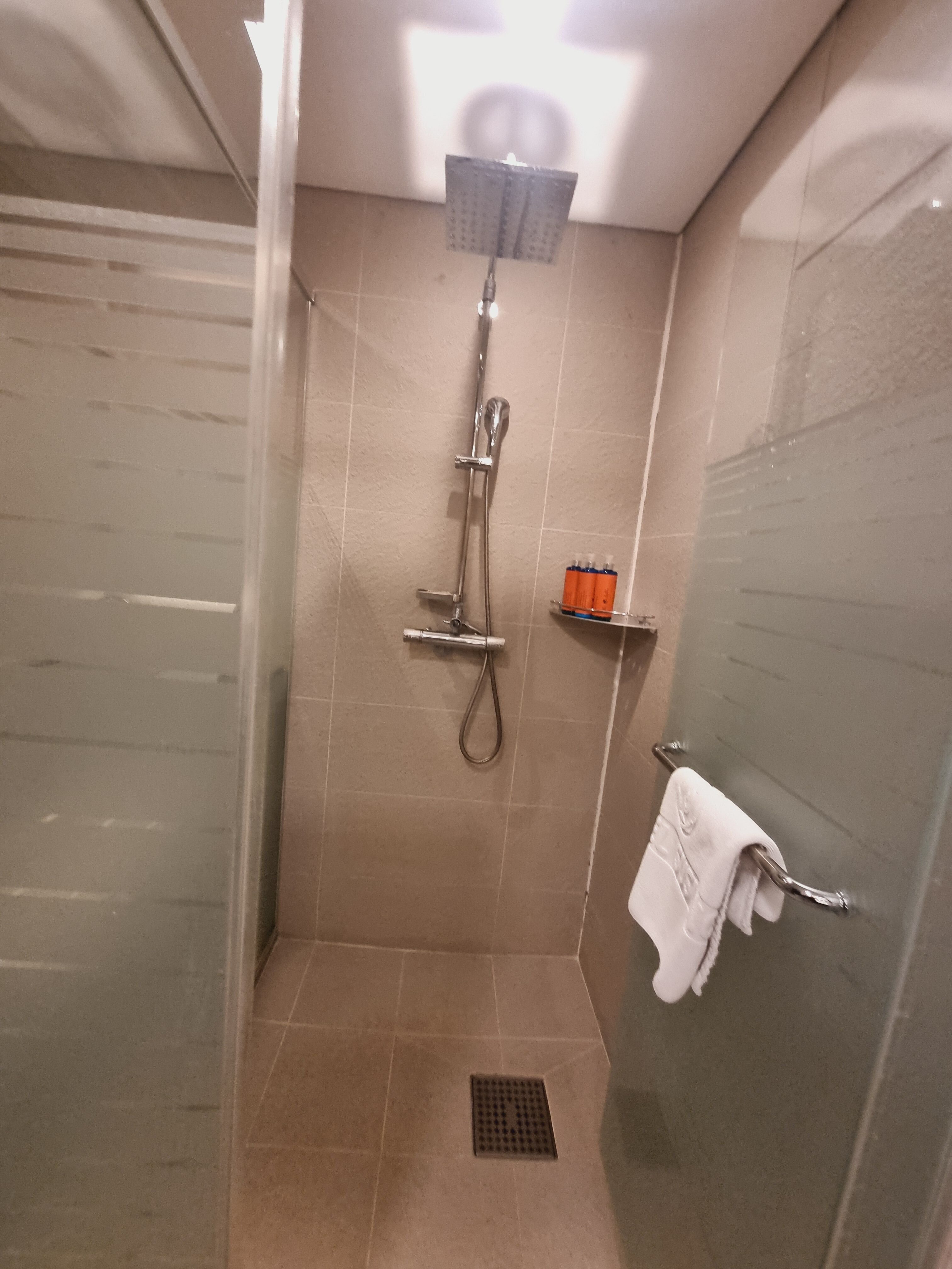 샤워실 내 다회용 어메니티 비치