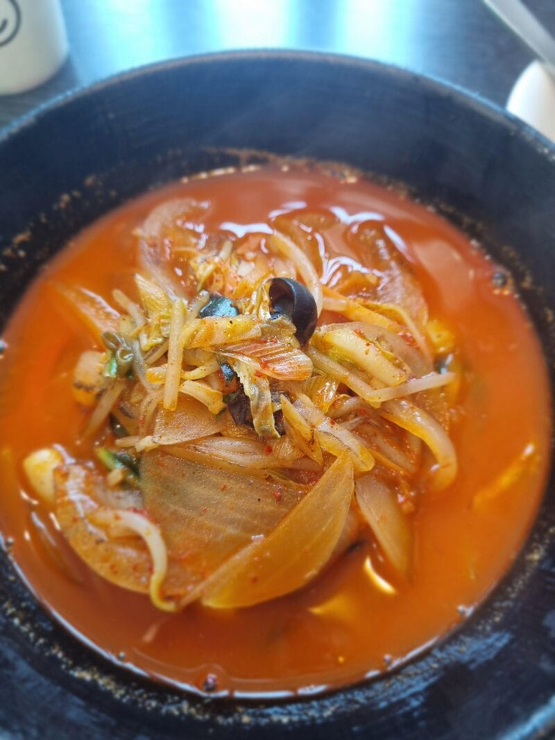 양산 북경 코스요리의 마지막 식사 메뉴.각종 해산물과 체소가 어우러진 빨간 국물의 얼큰한 짬뽕