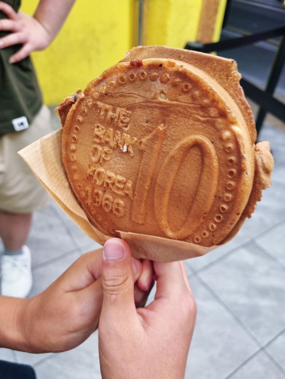 경주 십원빵 모양이 선명하게 새겨진 갓 구운 따끈한 경주 십원빵 앞면