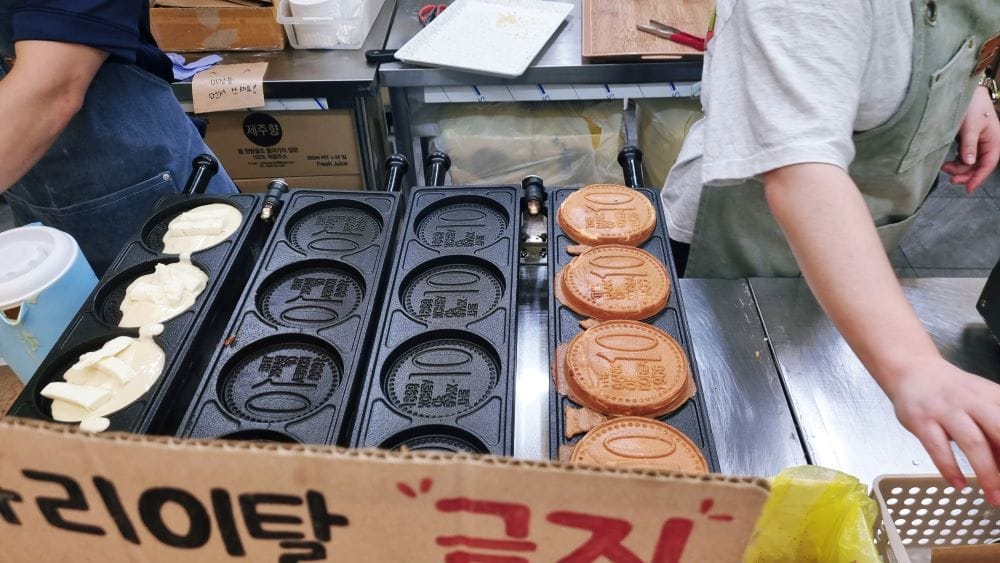 철판 틀 위에서 노릇노릇하게 구워지고 있는 경주 명물 십원빵