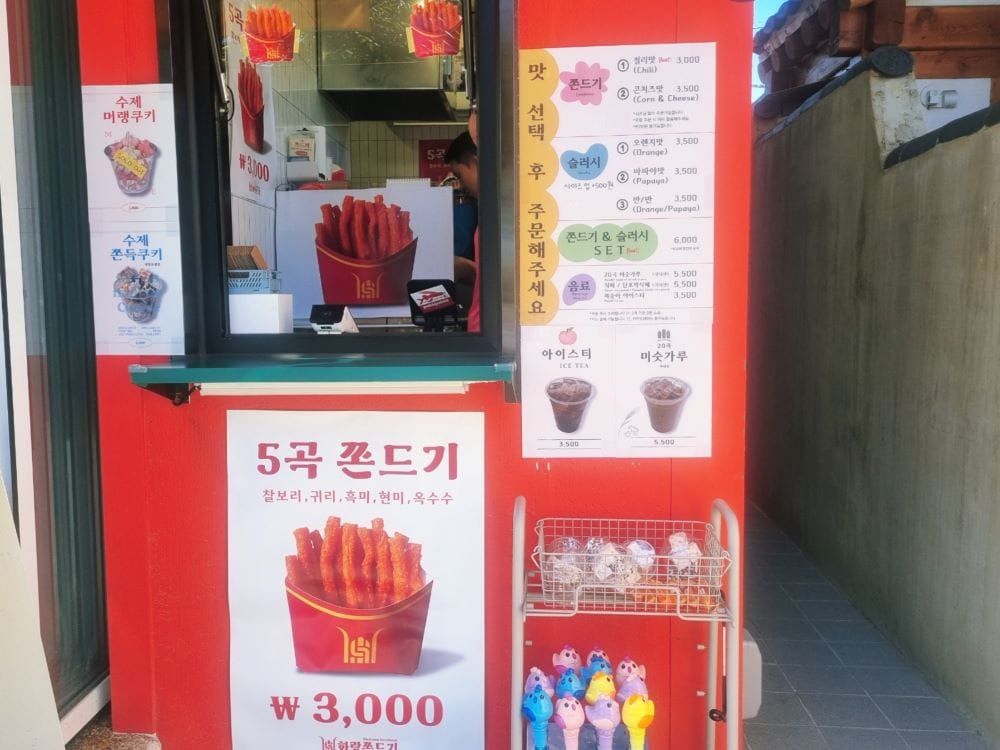 5곡 쫀드기를 판매하는 화랑쫀드기 매장 외부 전경과 메뉴판 안내문