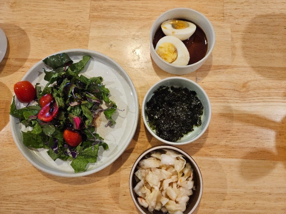 경주 소옥 샐러드와 달걀장조림 기본 반찬 세팅