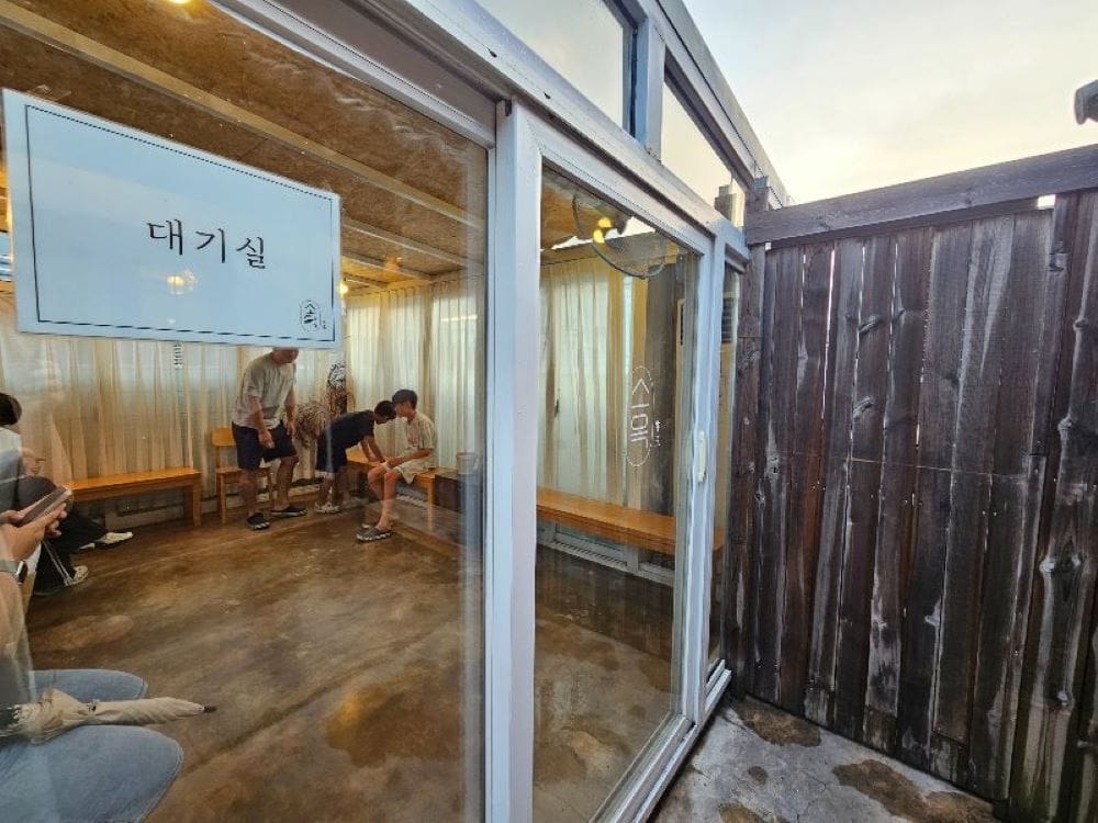 경주 소옥 편안하게 웨이팅 할 수 있는 한옥 대기실 내부 공간