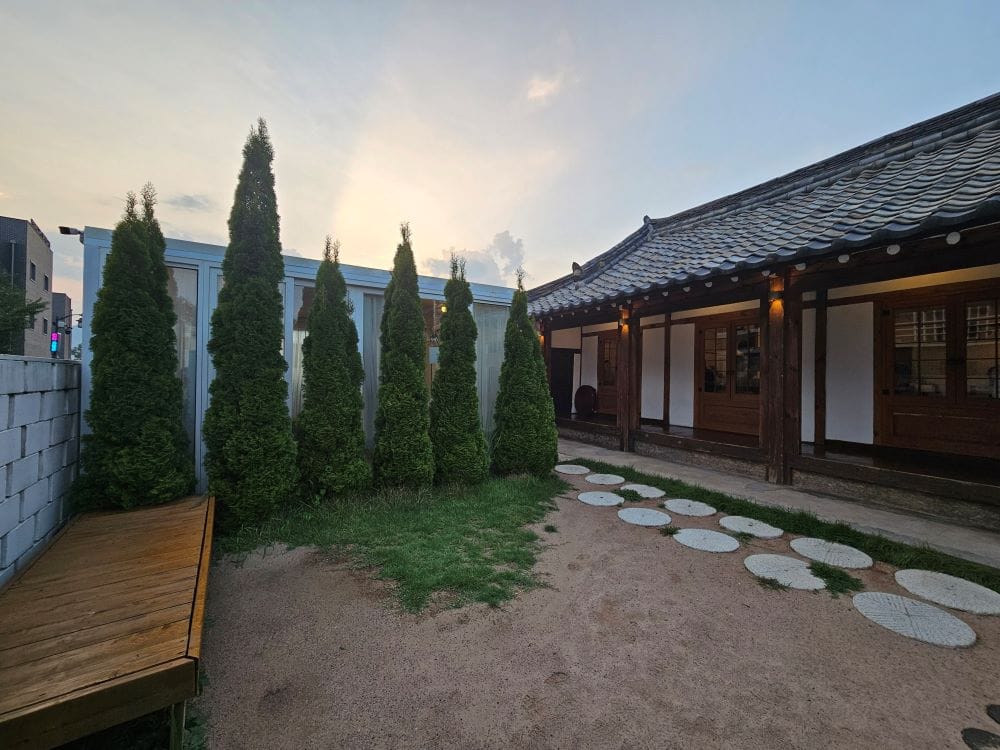 경주 황리단길 맛집 소옥의 고즈넉한 한옥 외관과 푸른 마당 정경