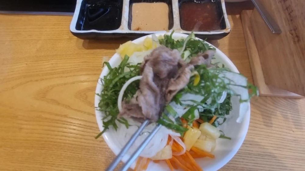 야채 위에 샤브샤브 고기를 올려 완성한 샐러드 접시
