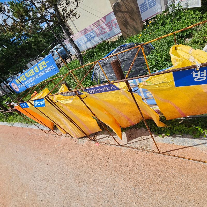 오류고아라해변 화장실 옆에 마련된 노란색 분리수거 용기들과 깔끔한 주변 환경
