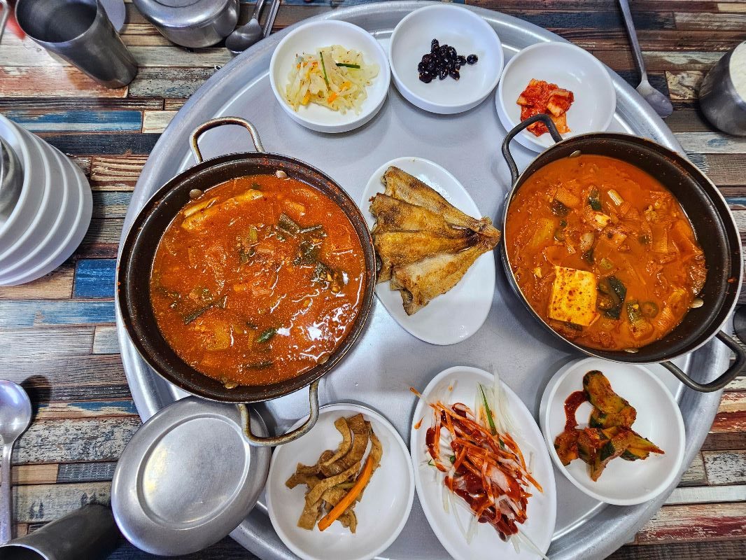포항 구룡포 맛집 할매식당 칼칼한 갈치찌개와 푸짐한 밑반찬 상차림