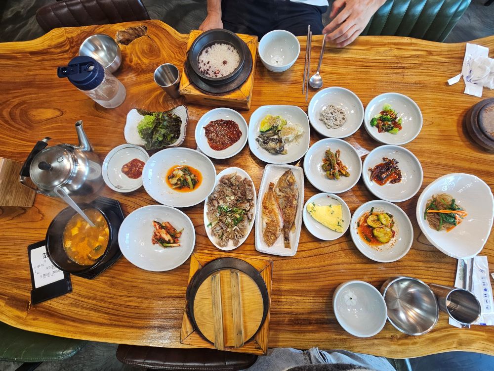 경남 고성한정식 맛집 고성대가돌솥밥의 영양 돌솥밥과 생선구이, 불고기가 포함된 푸짐한 한상차림